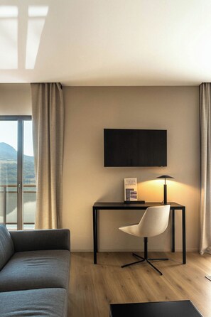 Cubrecamas, caja de seguridad en la habitación y escritorio 