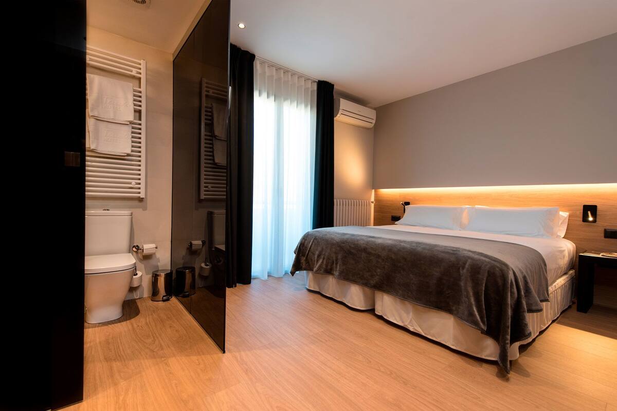 Standard Room | Down comforters, in-room safe, desk, blackout drapes