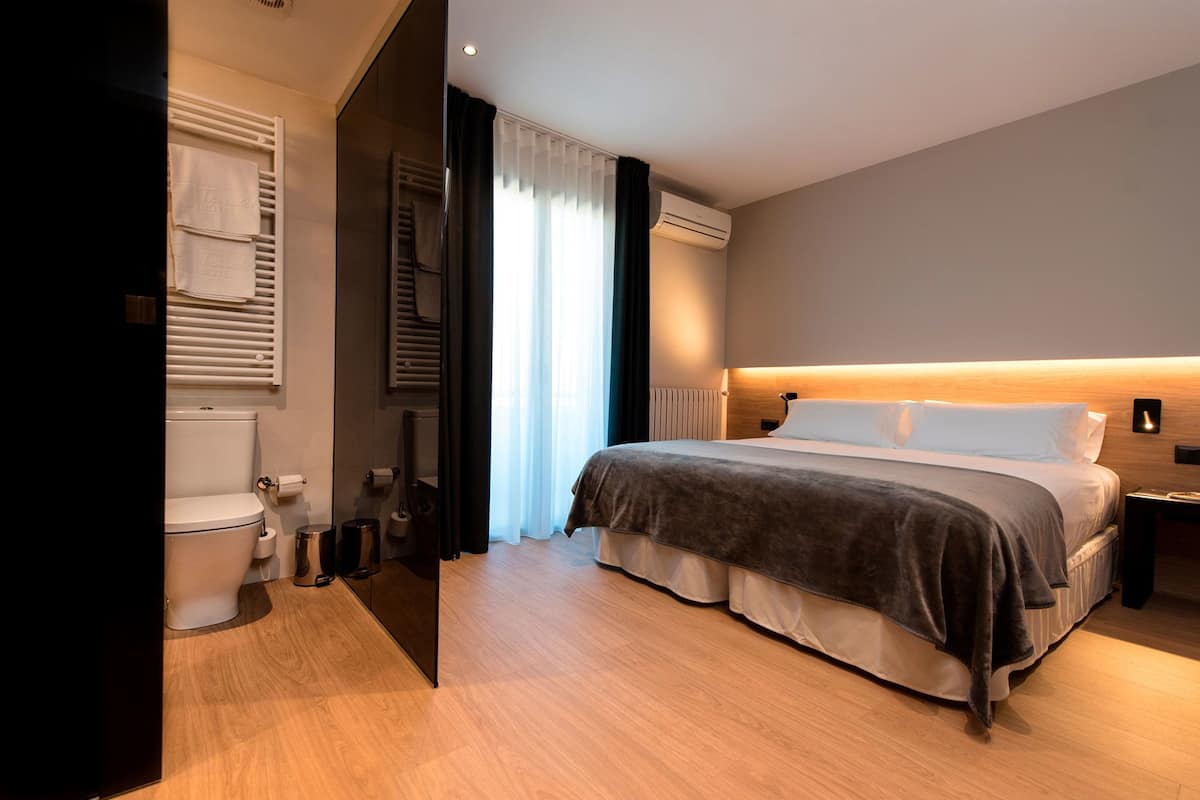 Standard Room | Down duvets, in-room safe, desk, blackout curtains