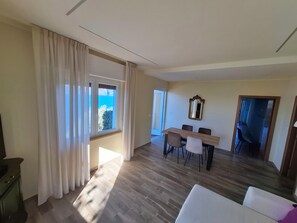 Familieleilighet, 2 soverom (B) | Oppholdsrom | En 32-tommers Flatskjerm-TV med Parabol-TV samt TV