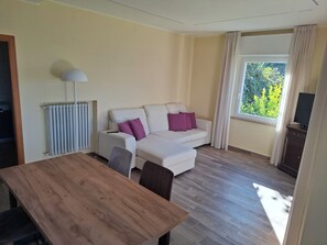 Familienapartment, 2 Schlafzimmer (B) | Wohnzimmer | 32-Zoll-Flachbildfernseher mit Satellitenempfang, Fernseher