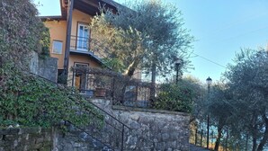 Una escalera de piedra que lleva a un edificio con balcón.