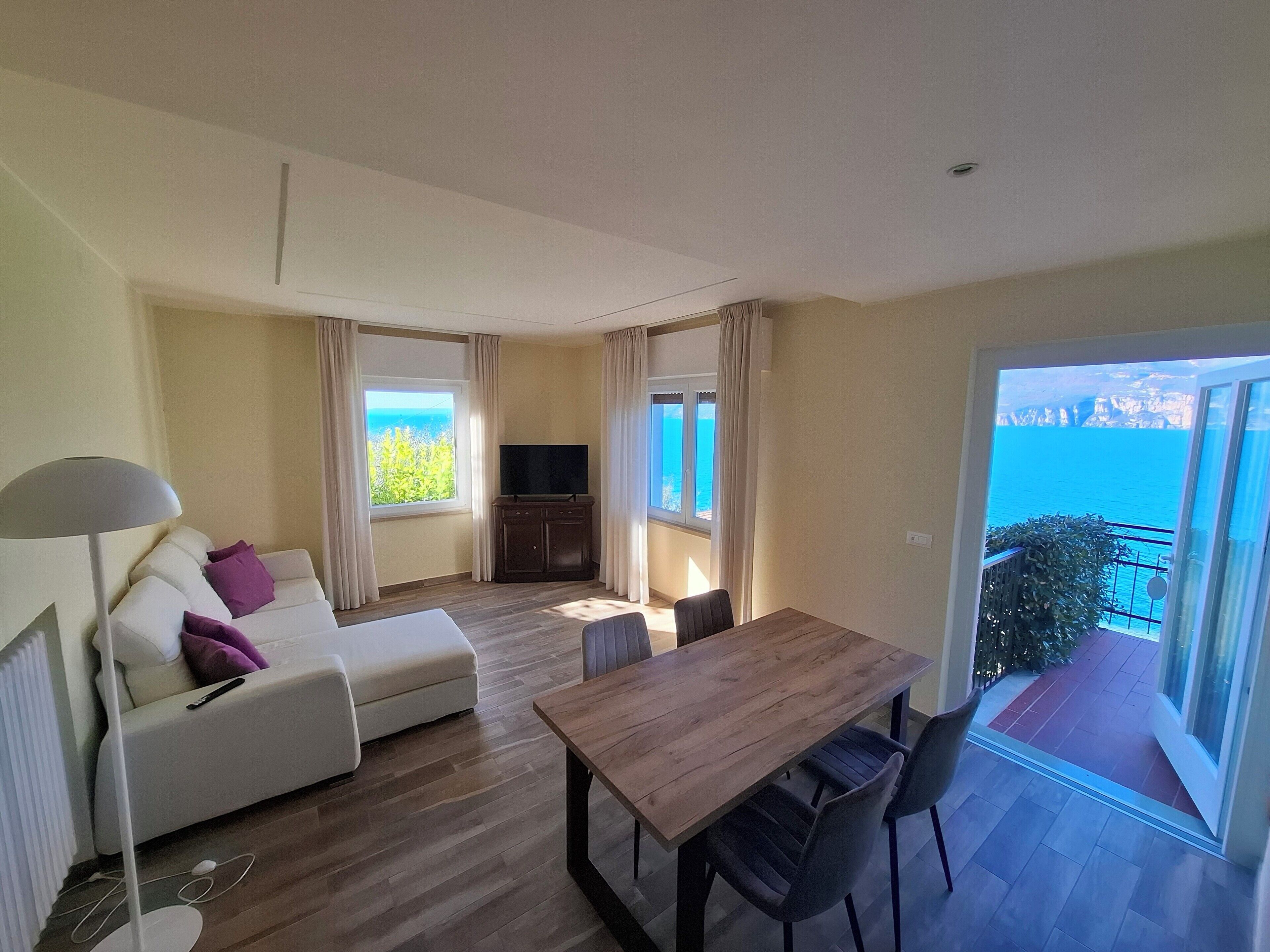 Familie appartement, 2 slaapkamers (B) | Woonkamer | Een 32-inch flatscreentelevisie met satellietzenders en een televisie