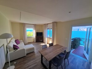 Apartemen Keluarga, 2 kamar tidur (B) | Ruang keluarga | Televisi layar datar 32-inci dengan saluran TV satelit dan TV