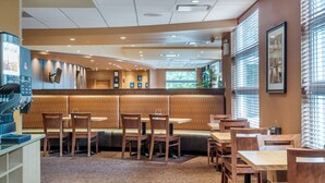 A restaurant with booths and tables, a counter, and a view of the outdoors. - Best Western Plus Bathurst Hotel & Suites (Bathurst)