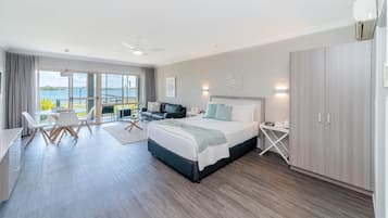 Premium Queen Waterfront Motel Room