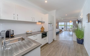 Premium Spa Room | Private kitchen | Microwave, coffee/tea maker, electric kettle, cookware/dishes/utensils - Moby Dick Waterfront Resort Motel (Yamba)