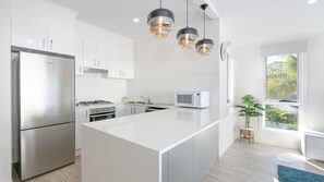 Full-sized fridge, microwave, coffee/tea maker, electric kettle - Moby Dick Waterfront Resort Motel (Yamba)