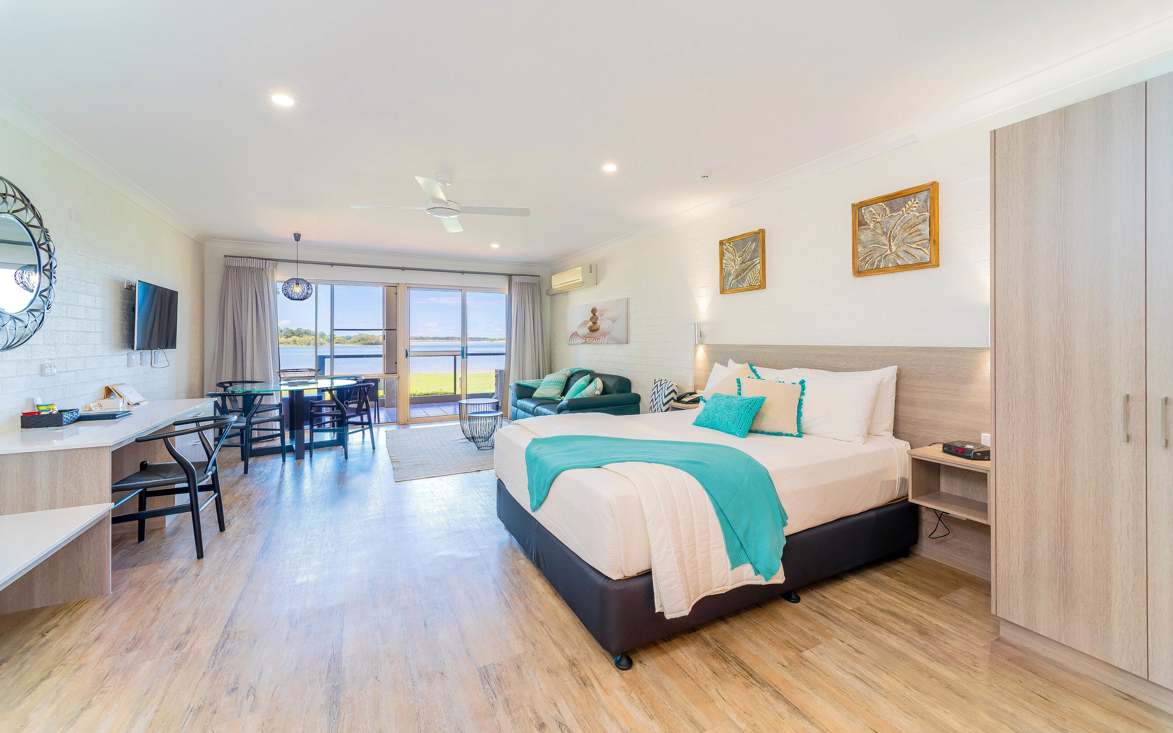 Una habitación de hotel moderna con cama, escritorio y zona de estar.