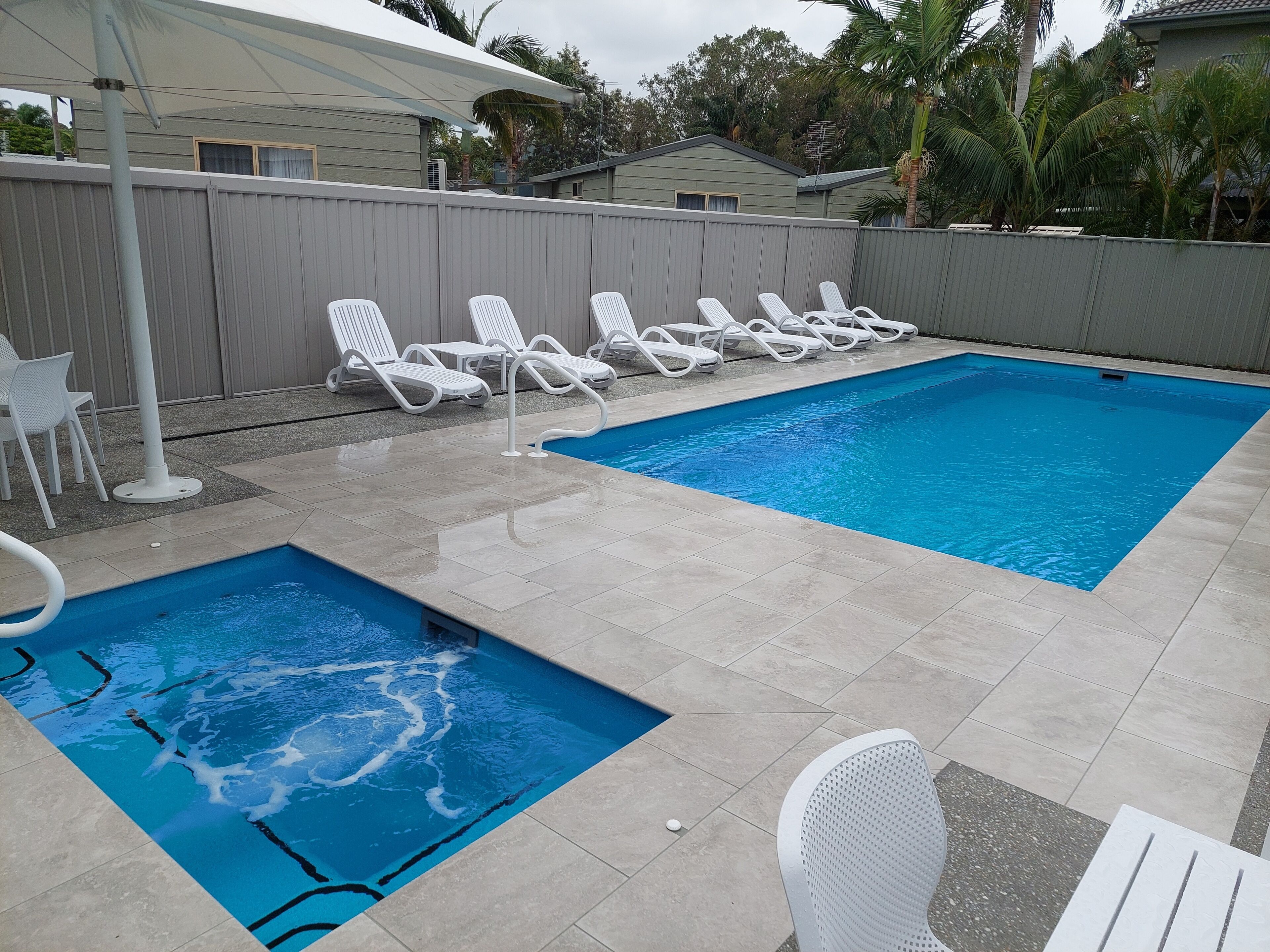 Ulkouima-allas avoinna 7.00–19.00, aurinkotuoleja