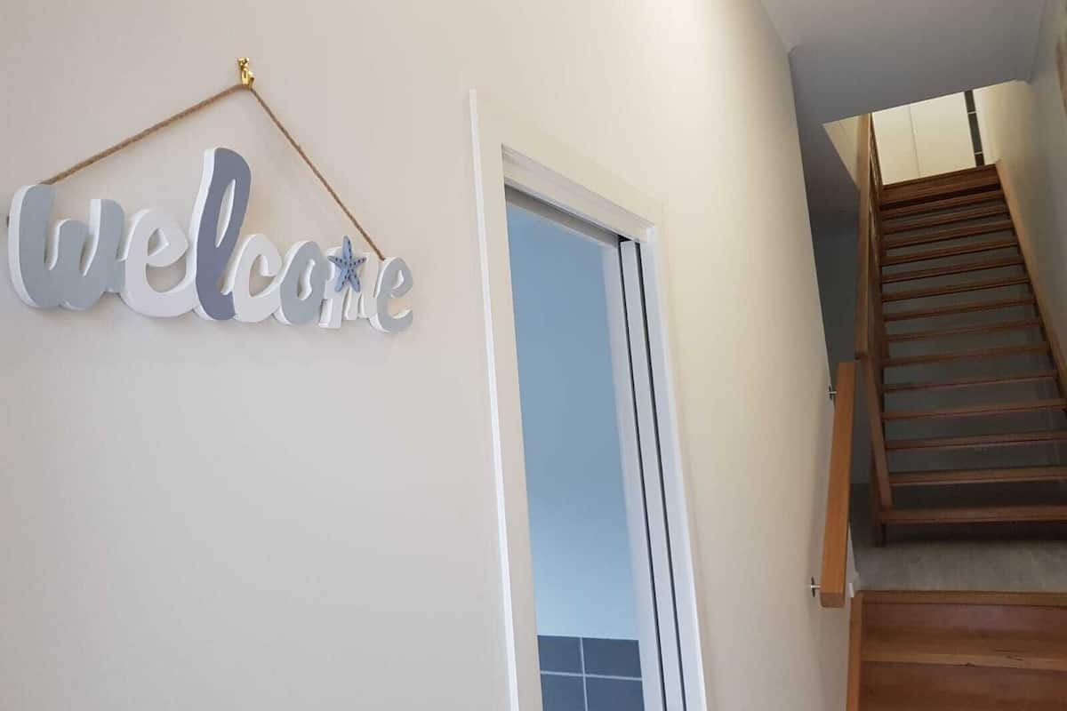 Muebles diferentes, tabla de planchar con plancha y wifi gratis