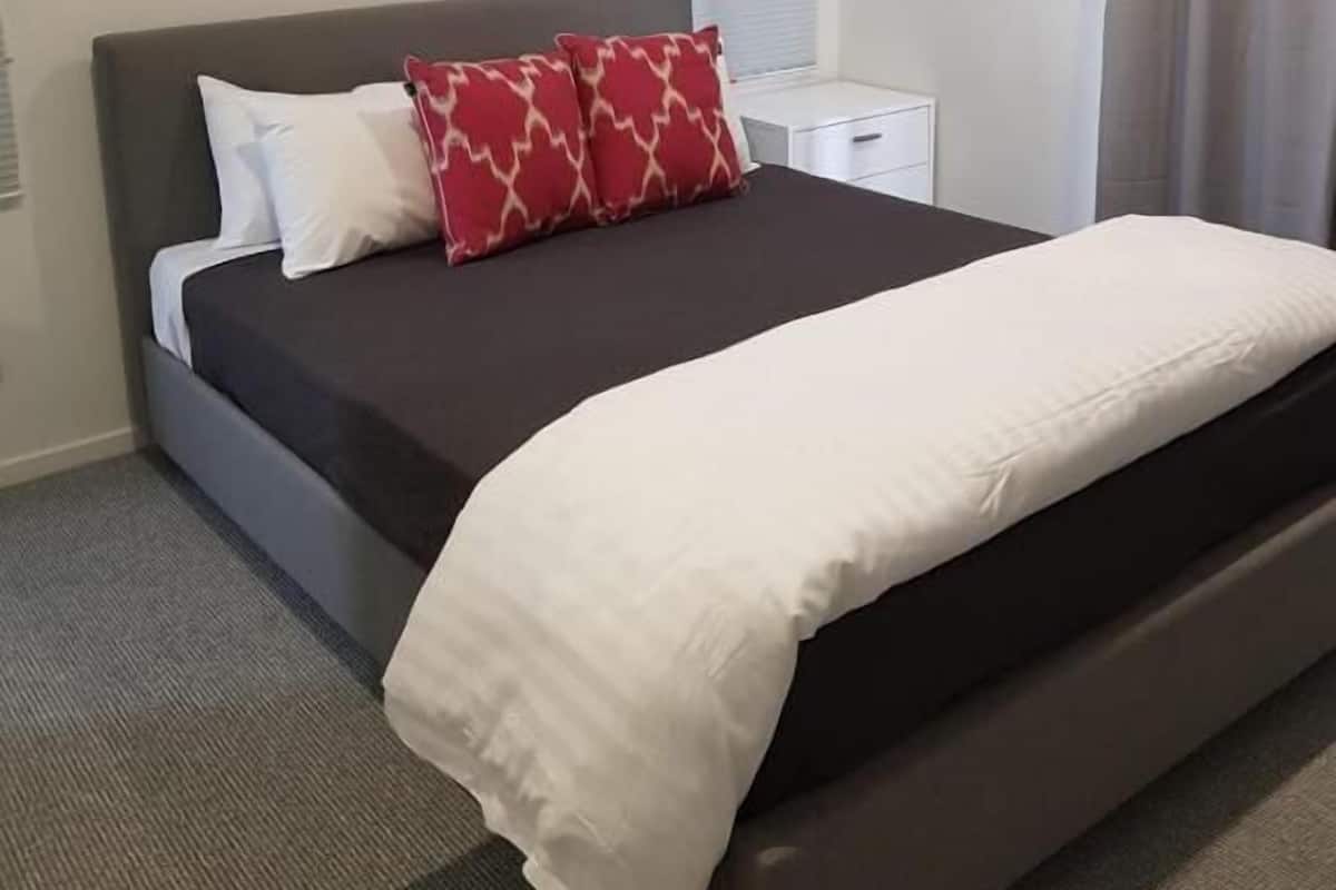 Individually furnished, iron/ironing board, free WiFi, bed sheets