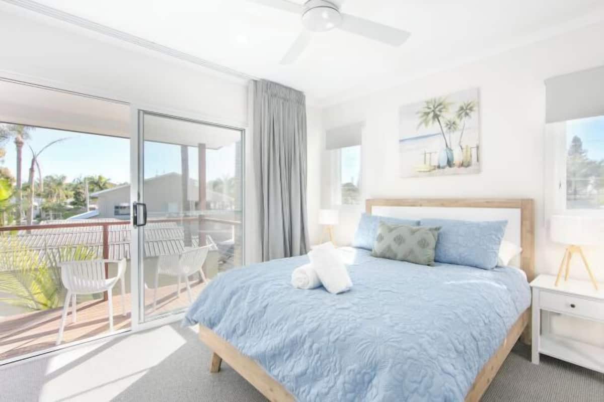 Individually furnished, iron/ironing board, free WiFi, bed sheets