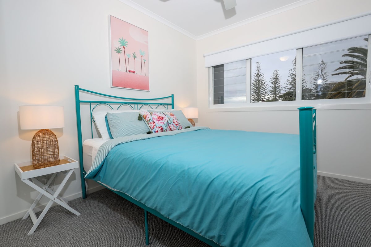 Muebles diferentes, tabla de planchar con plancha y wifi gratis