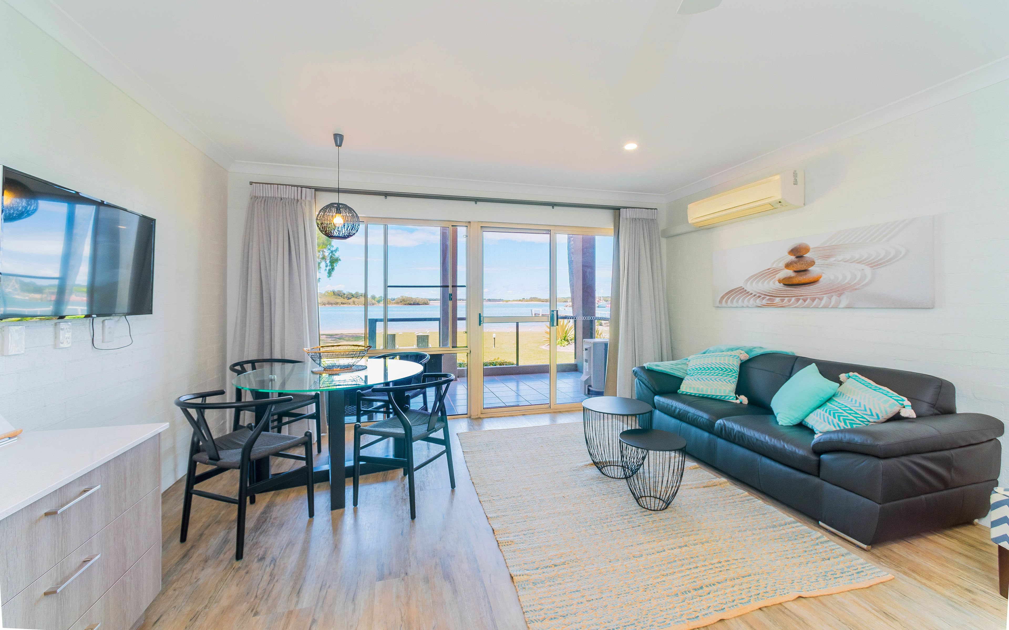 Premium Family Waterfront Motel Room | Living area