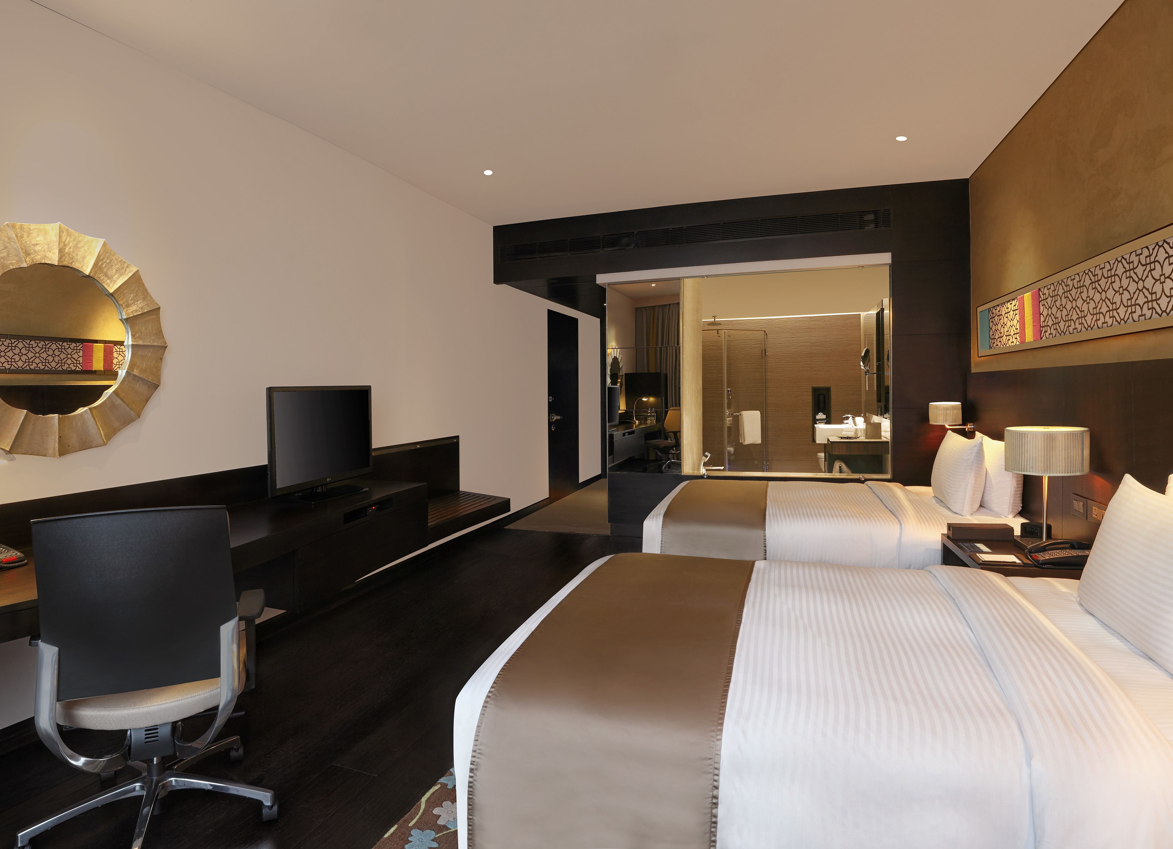 Roupas de cama premium, frigobar, cofres nos quartos