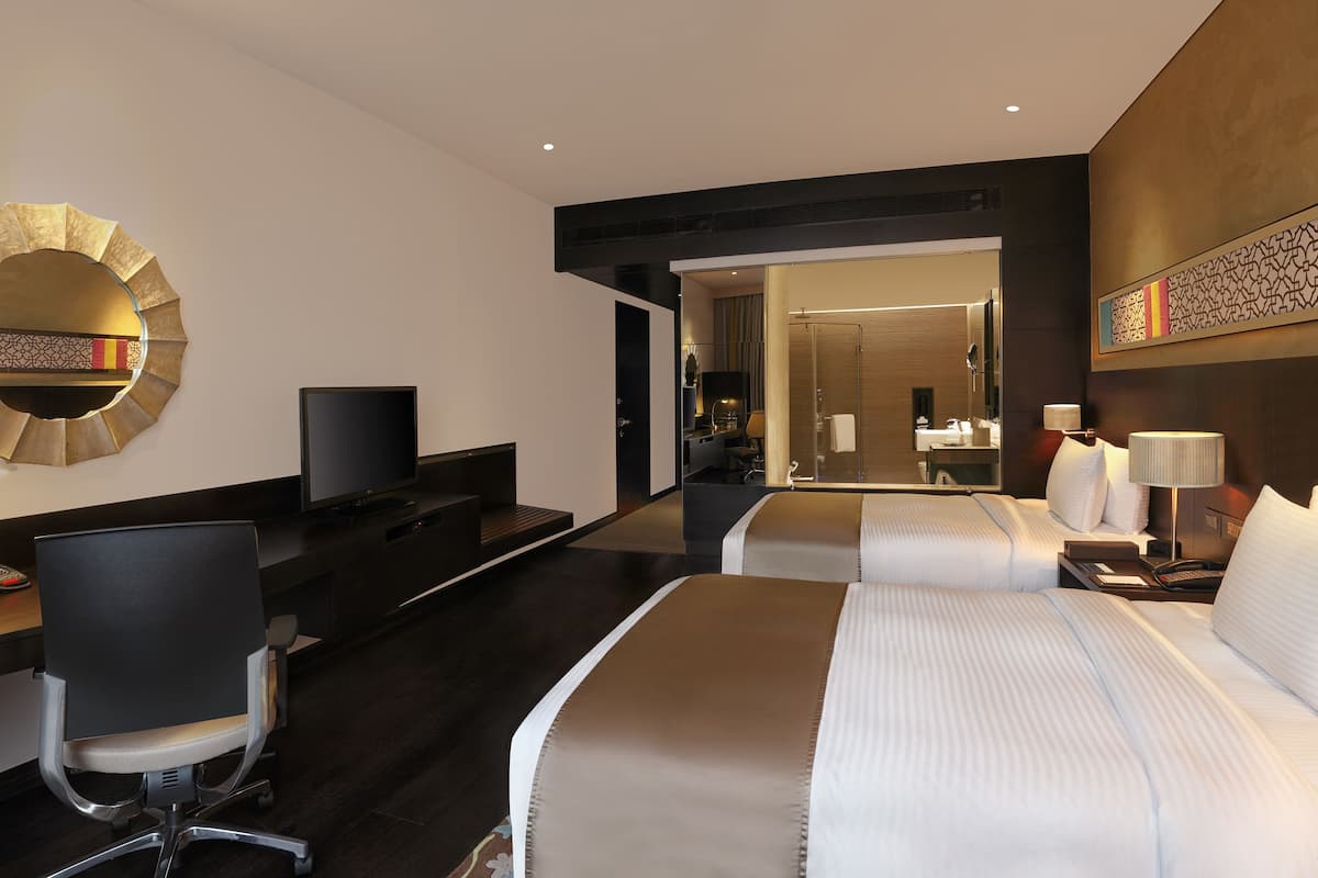 Ylelliset vuodevaatteet, minibaari, tallelokero huoneessa