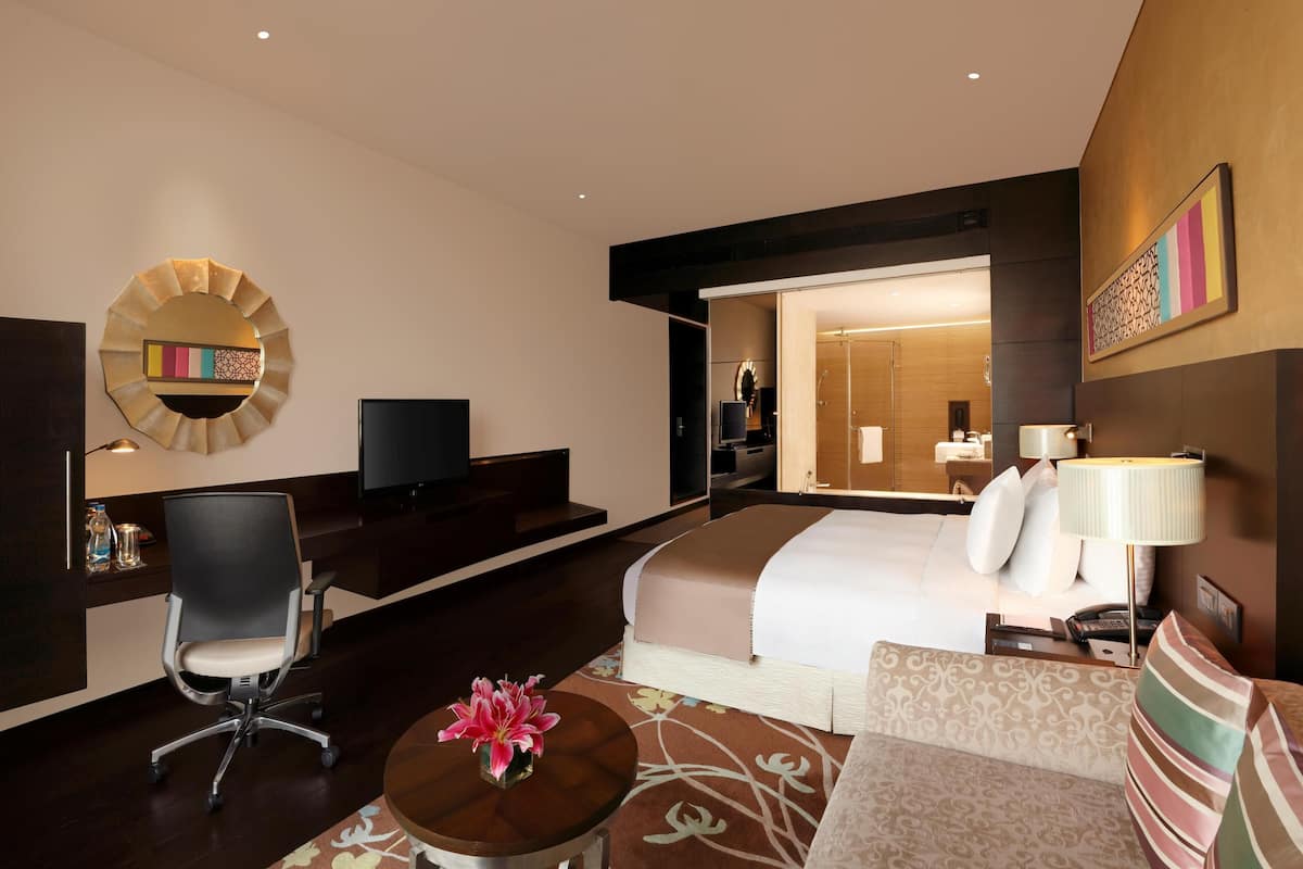 Ylelliset vuodevaatteet, minibaari, tallelokero huoneessa