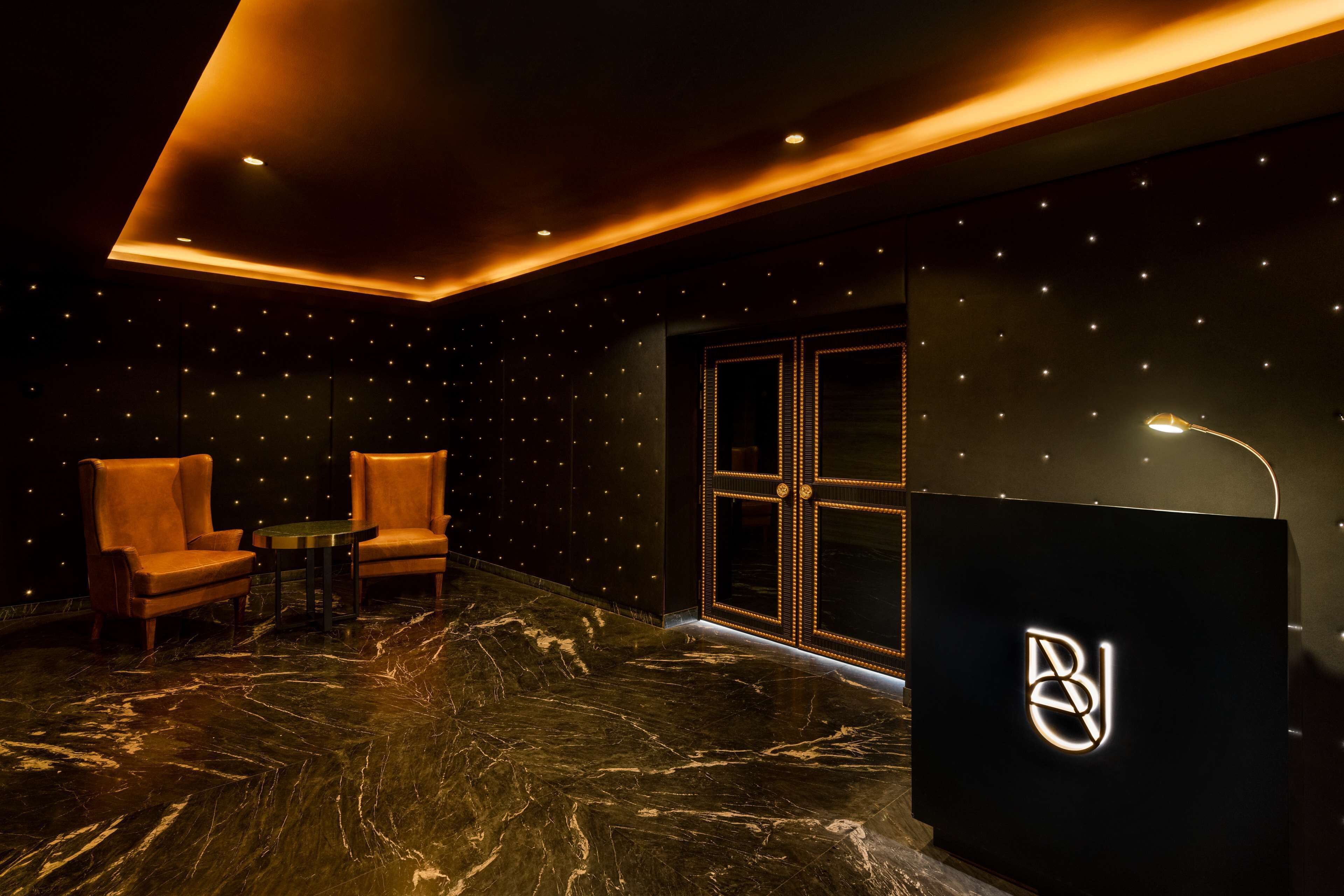 2 restaurants, breakfast, lunch, dinner served; international cuisine