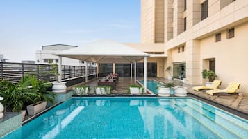 Piscina externa, barracas de cortesia, guarda-sóis