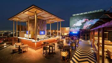 2 bars/lounges, lobby lounge, rooftop bar