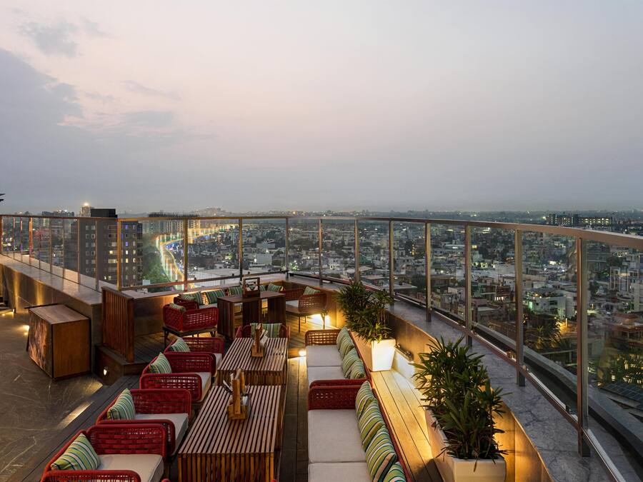 2 bars/lounges, lobbylounge, bar met dakterras