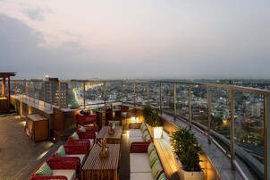 2 bares/lounges, saguão/lounge, bar na cobertura
