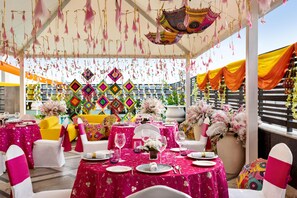 Kolam renang outdoor, dengan cabana gratis dan payung kolam renang
