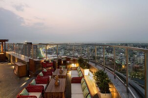 2 bars/lounges, lobby lounge, rooftop bar