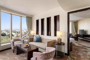 Suíte, 1 quarto, acesso ao Club Lounge (Aravalli Range View) | Área de estar | TV LED 37 polegadas com canais via satélite, TV