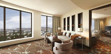 Suíte, 1 quarto, acesso ao Club Lounge (Aravalli Range View) | Área de estar | TV LED 37 polegadas com canais via satélite, TV