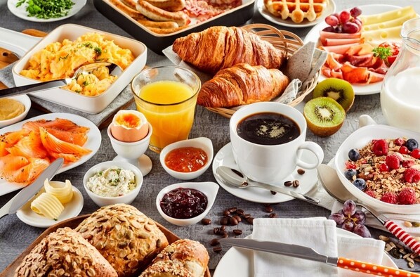 Café da manhã com buffet todos os dias (INR 900 por pessoa) 