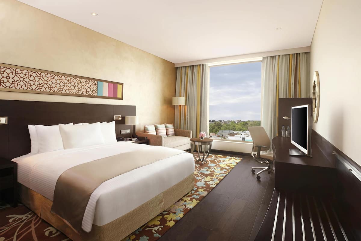 Executive-huone, 1 suuri parisänky (Aravalli Range View) | Oleskelualue | 37–tuumainen LED-televisio, jossa satelliittikanavat