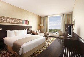 Quarto executivo, 1 cama King (Aravalli Range View) | Área de estar | TV LED 37 polegadas com canais via satélite, TV