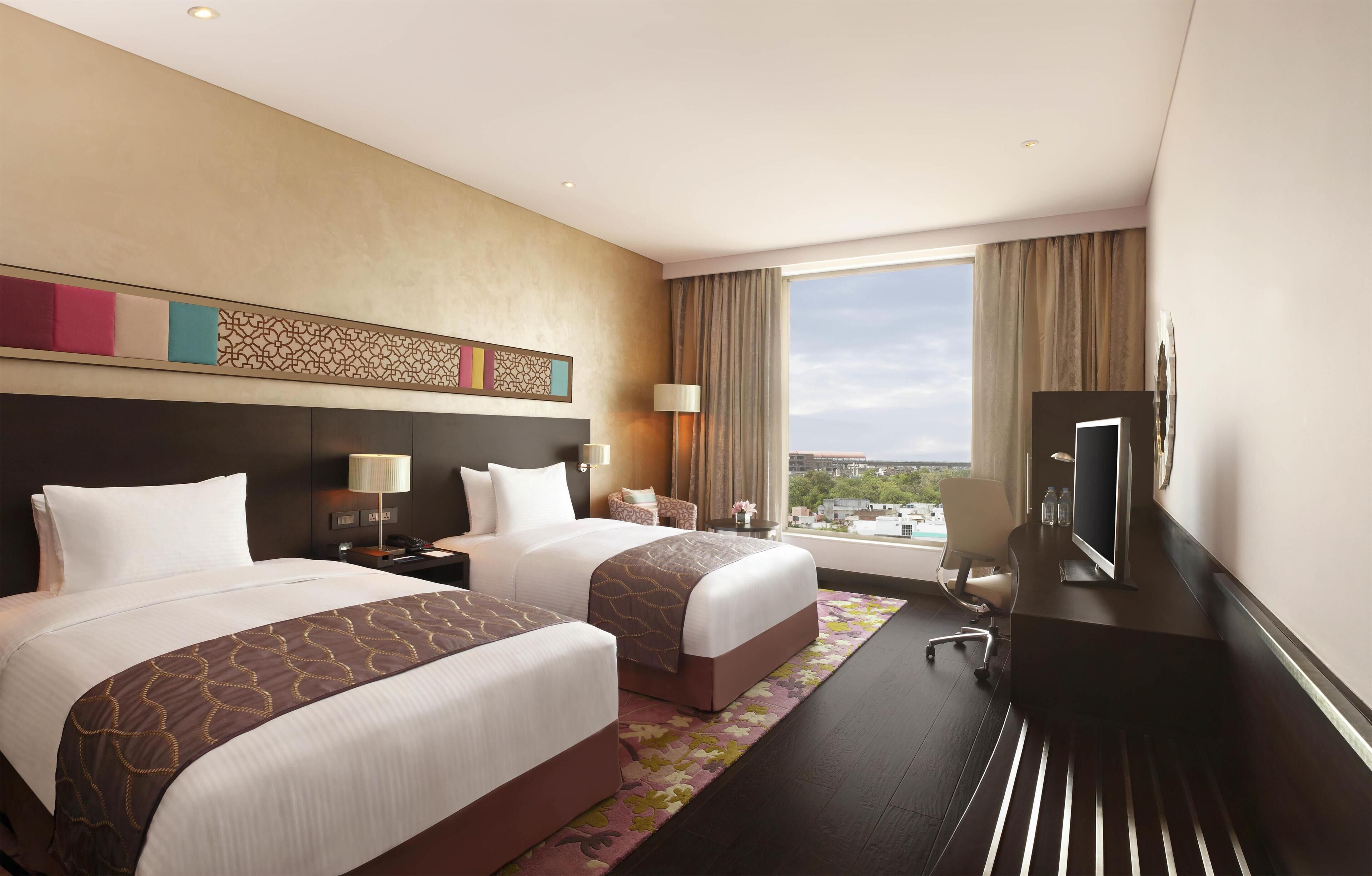 Roupas de cama premium, frigobar, cofres nos quartos