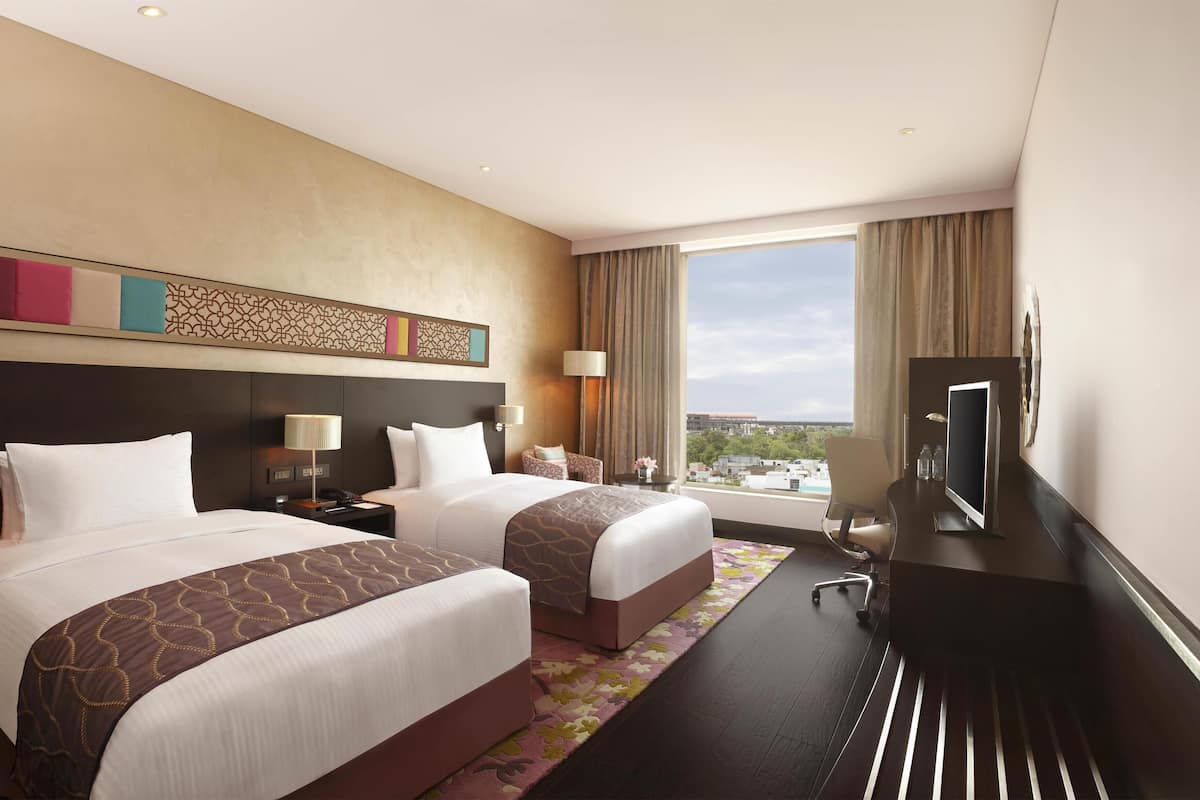 Ylelliset vuodevaatteet, minibaari, tallelokero huoneessa