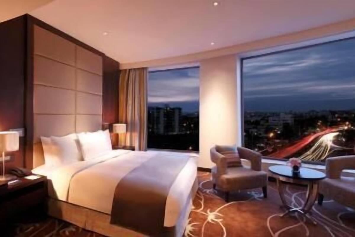 Sengetøy av topp kvalitet, minibar, safe på rommet og skrivebord