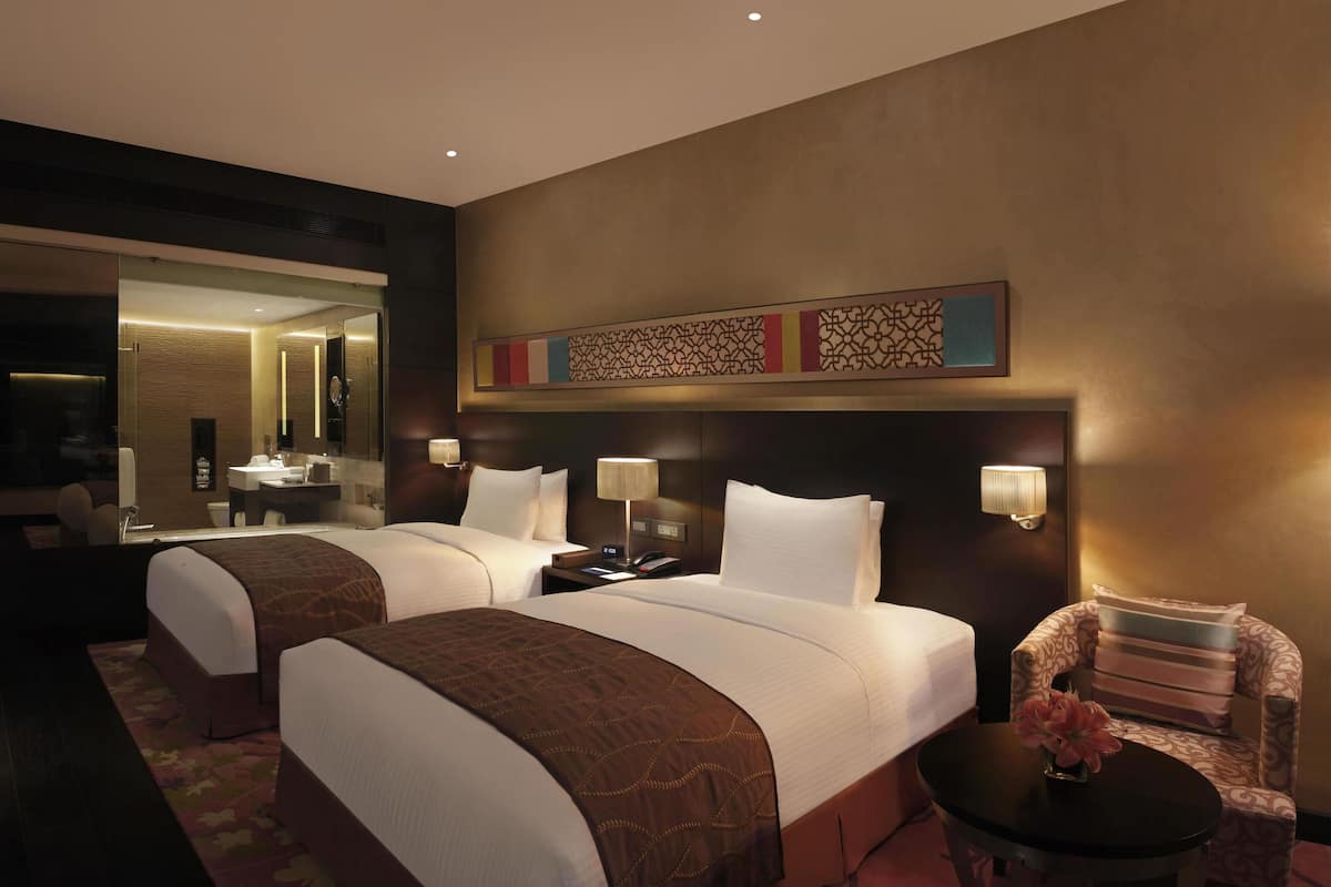 Ylelliset vuodevaatteet, minibaari, tallelokero huoneessa