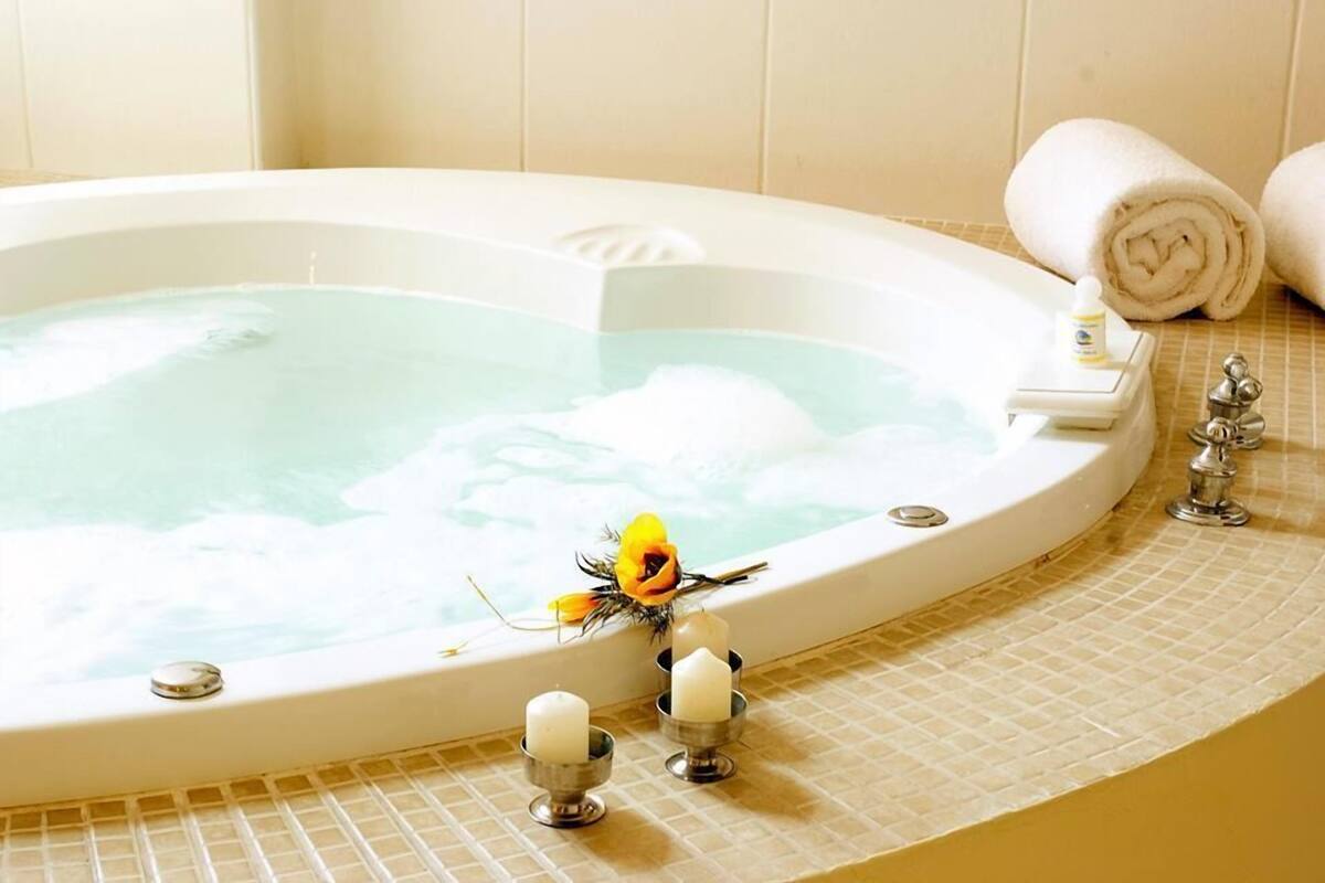 Suite majestueuse, baignoire à jets | Repas dans la chambre