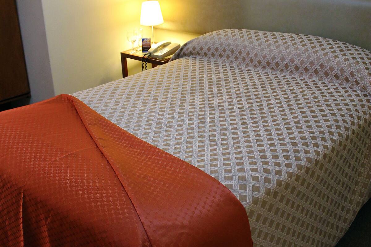 Chambre simple Standard | Coffre-fort, lit d’appoint (supplément), accès au Wi-Fi (inclus)