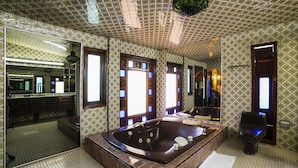 Quarto casal luxo | Banheira de hidromassagem