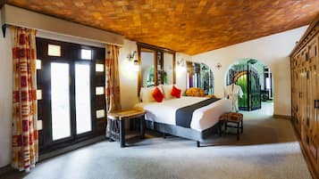 Habitación doble Deluxe | Escritorio, tabla de planchar con plancha, wifi gratis y ropa de cama