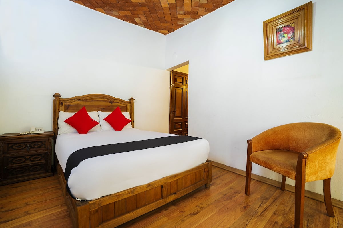 Escritorio, tabla de planchar con plancha, wifi gratis y ropa de cama