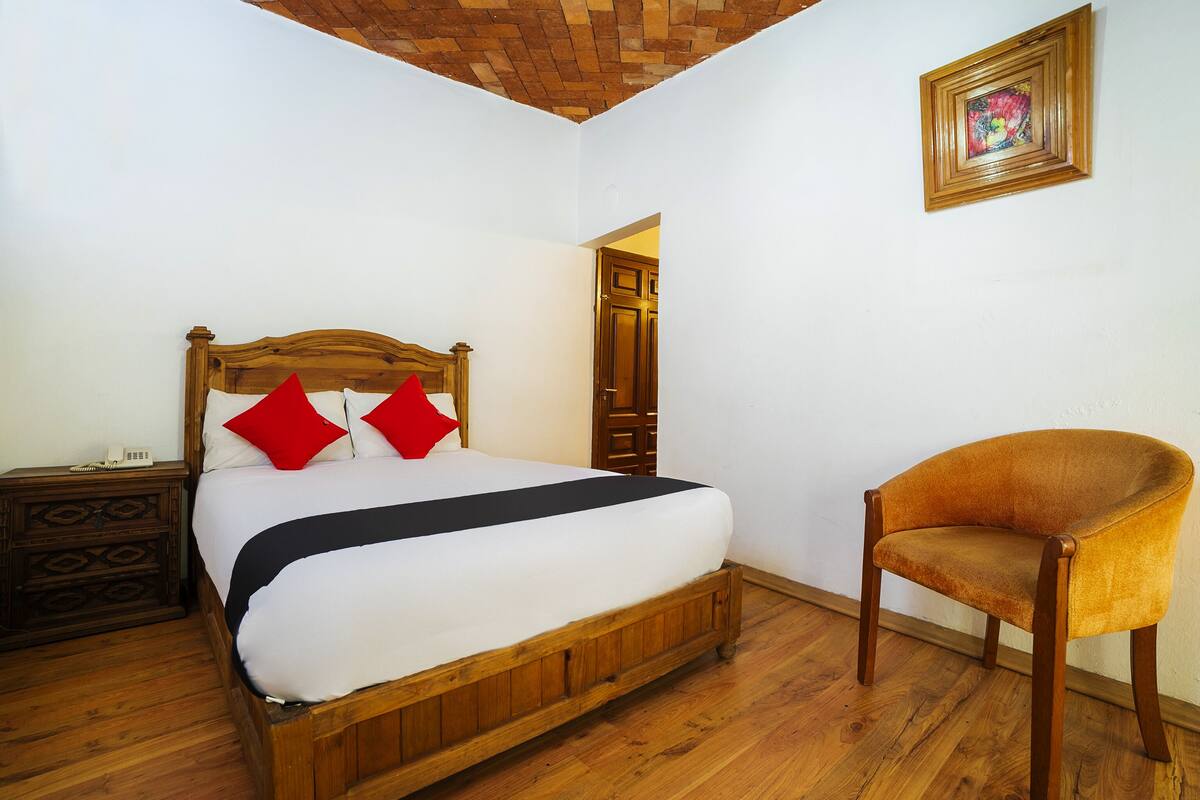 Desk, iron/ironing board, free WiFi, bed sheets