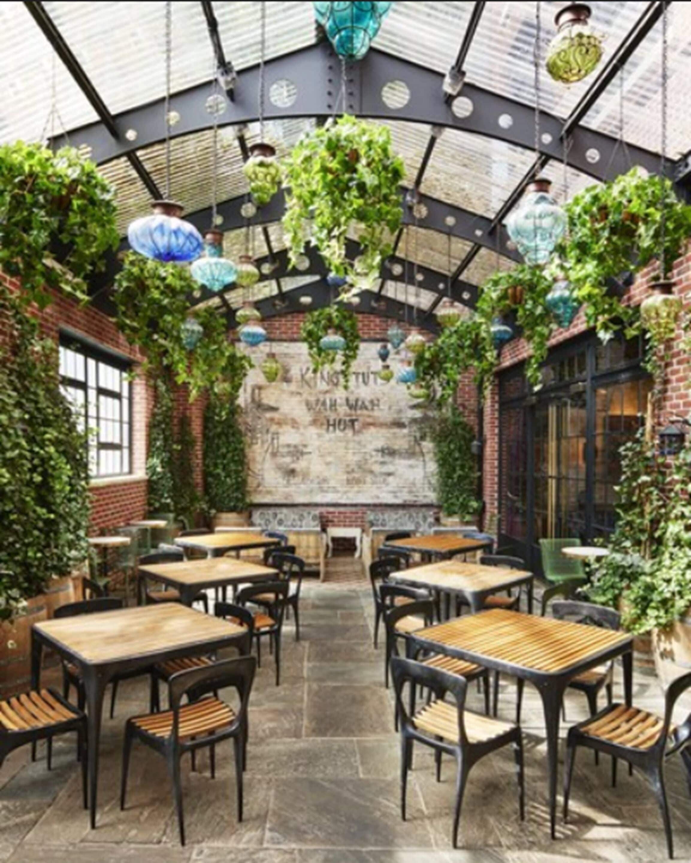 Breakfast, lunch, dinner served; French cuisine 