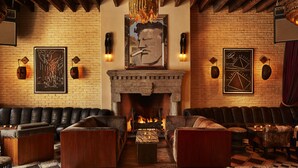 Un salón acogedor con sofás de cuero, una chimenea y decoración rústica.