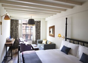 Ropa de cama de alta calidad y minibar 