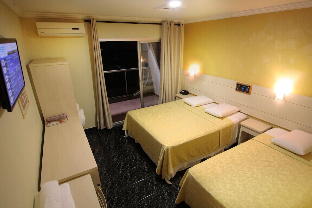 Minibar, skrivebord, blendingsgardiner og barnesenger (inkludert)