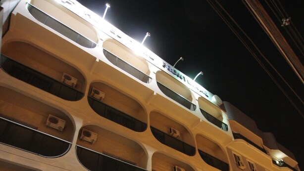 A hotel with multiple balconies and a sign reading "HOTEL TRÊS FRONTEIRAS". - Hotel Três Fronteiras (Foz do Iguaçu)