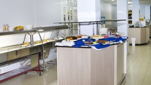 A buffet setup with various food items and utensils on a counter. - Hotel Três Fronteiras (Foz do Iguaçu)